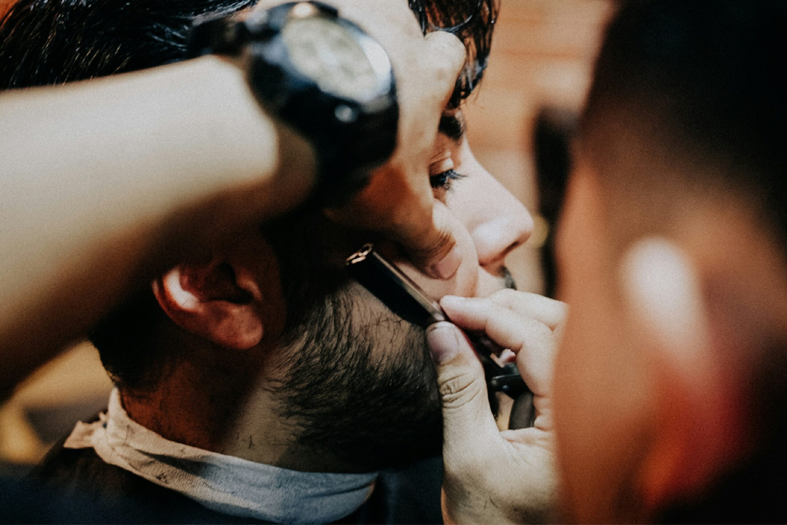Barbero atendiendo a un cliente en Barber Roma